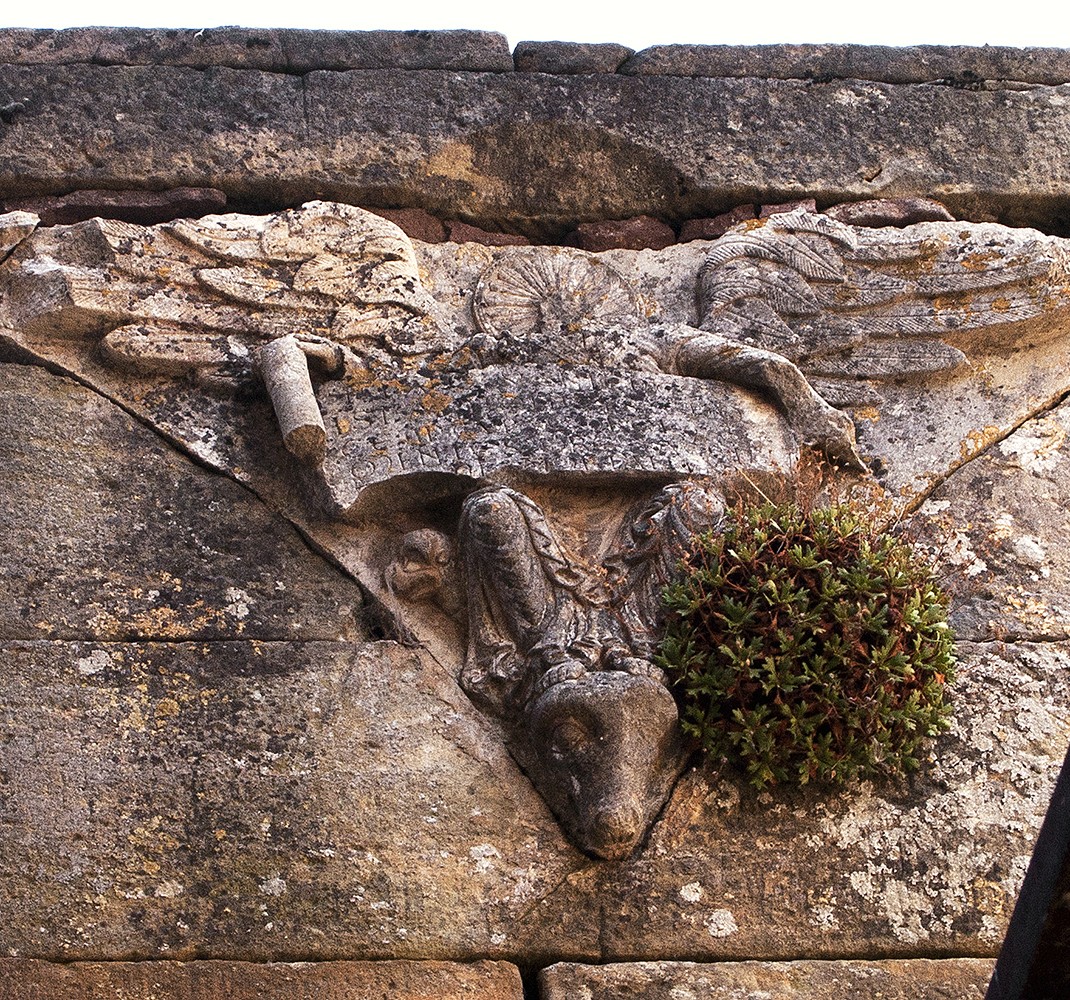 Sculptures of two angels