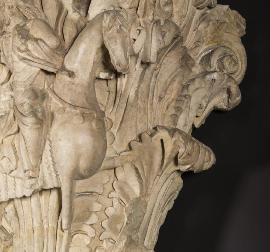 Capitel sencillo con caballero victorioso a caballo