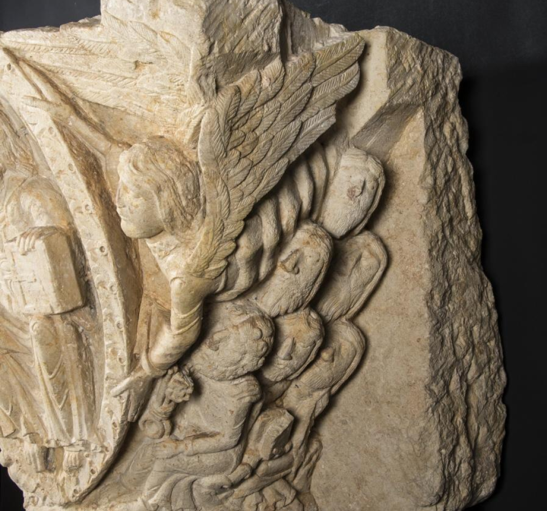 Capitel simple con la escena de la Ascensión de Cristo