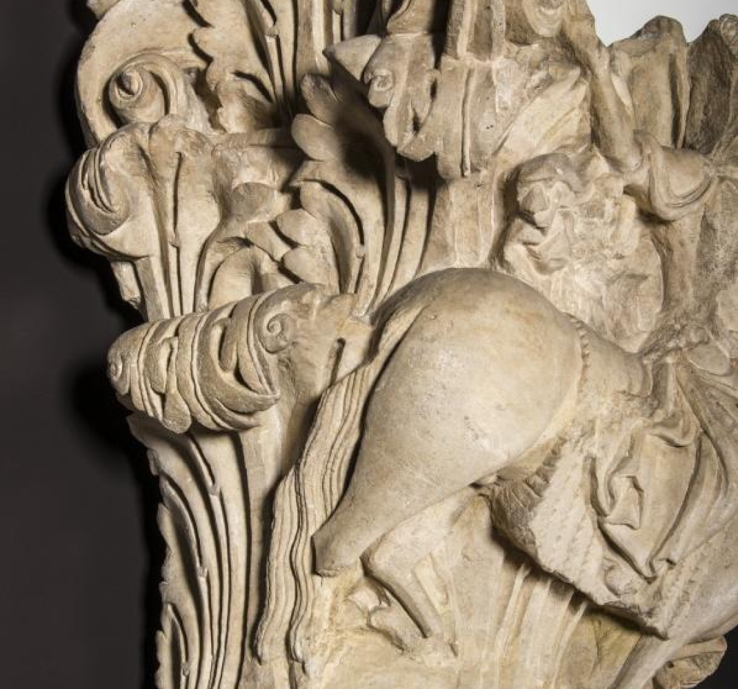 Capitel sencillo con caballero victorioso a caballo