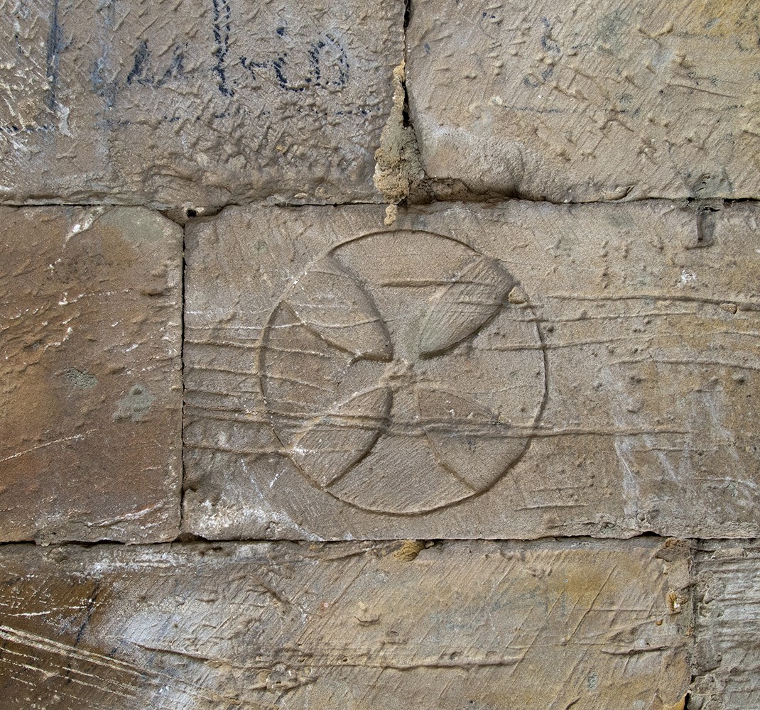 Marks of stonemasons, inscriptions and epigraphs.