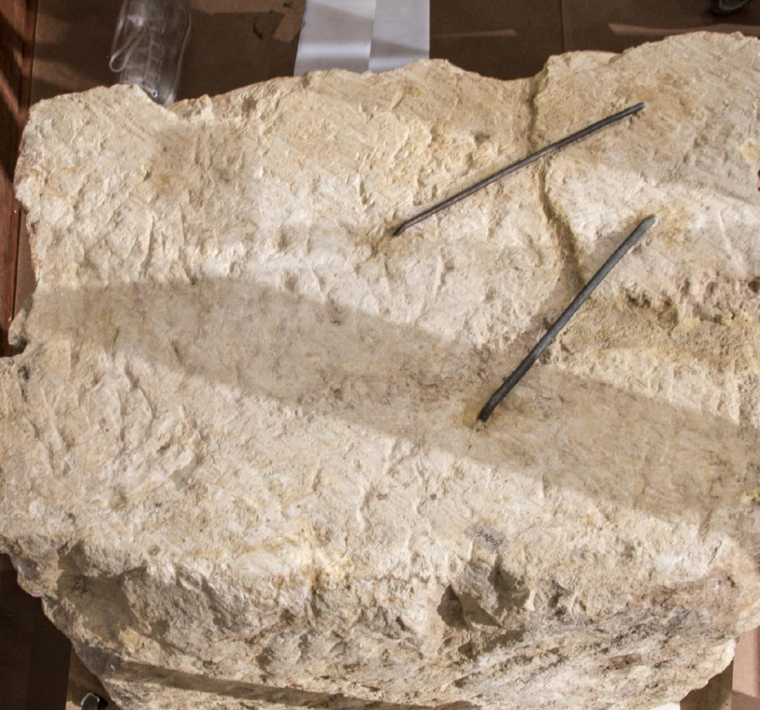 Capitel simple con la escena de la Ascensión de Cristo