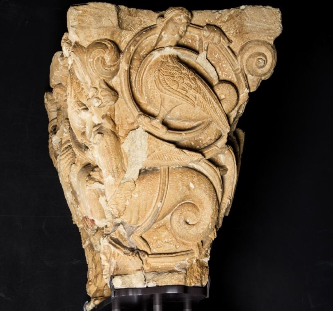 Capitel doble con caballeros entre hojarasca