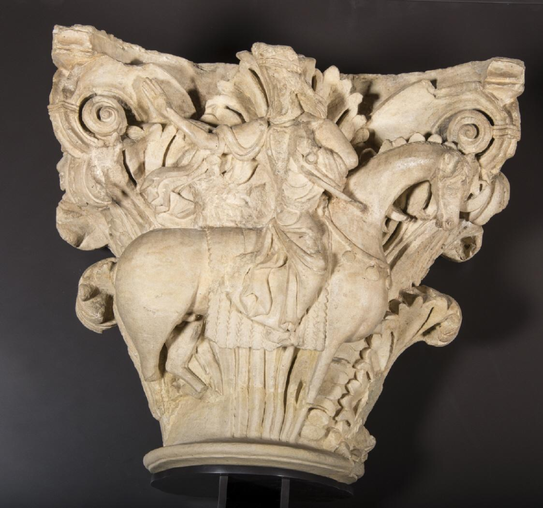 Capitel sencillo con caballero victorioso a caballo