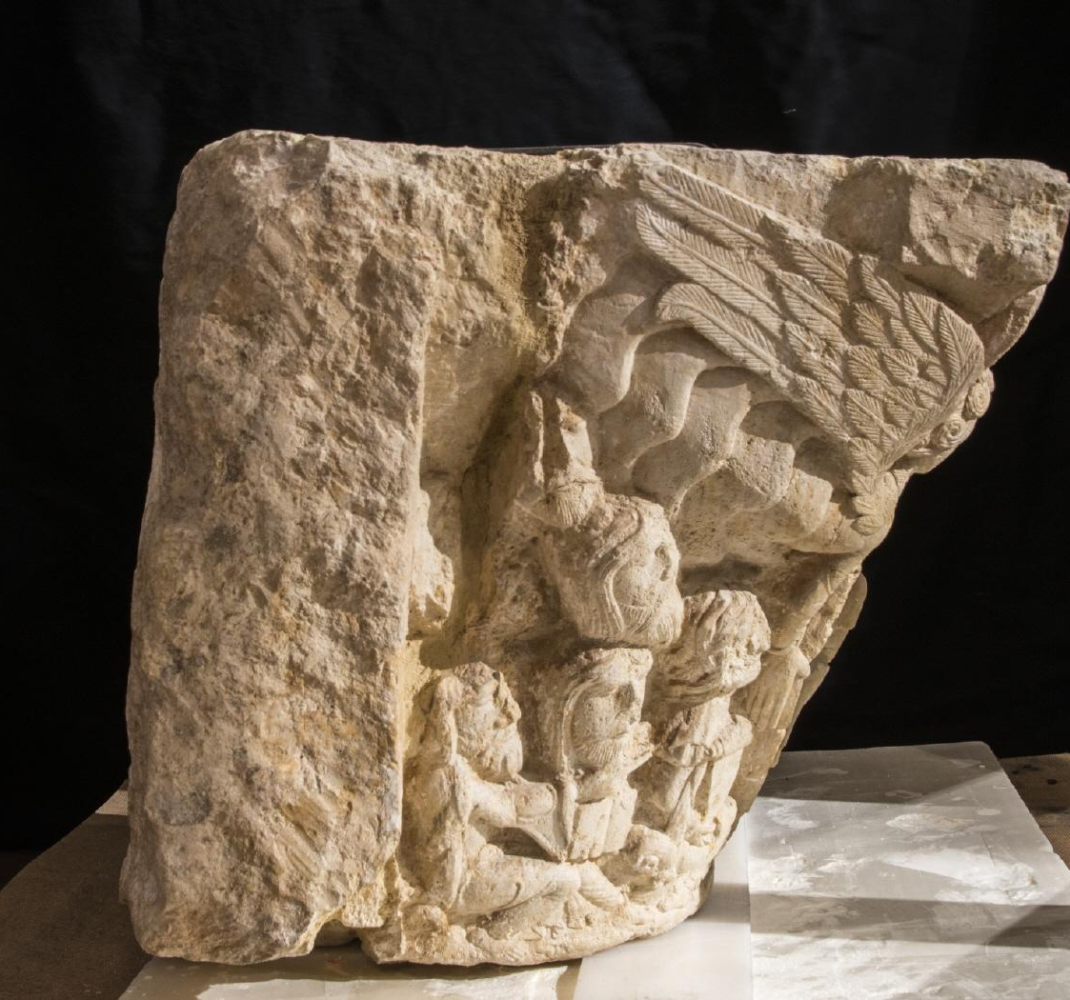 Capitel simple con la escena de la Ascensión de Cristo