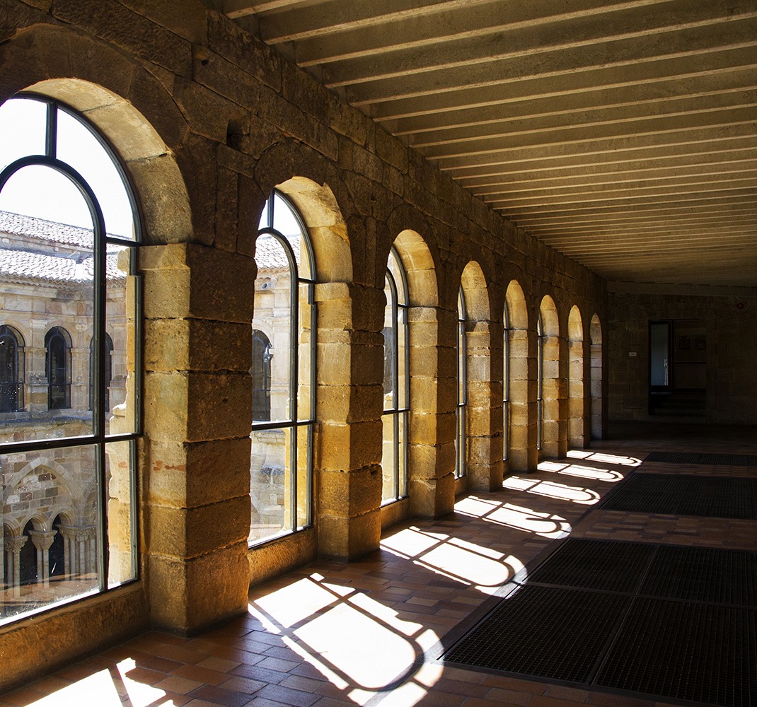 Espadaña y claustro alto