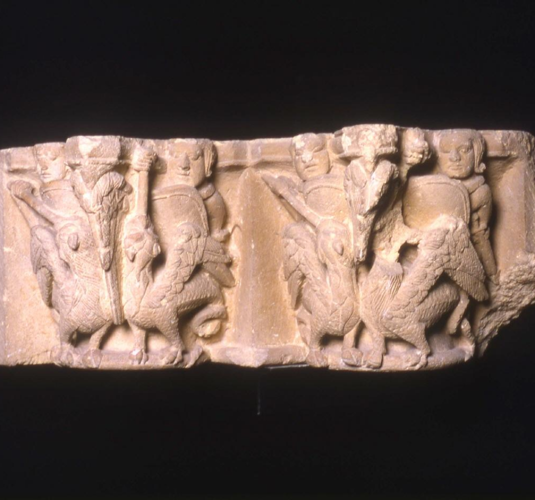 Capitel doble con guerreros luchando con animales fantásticos