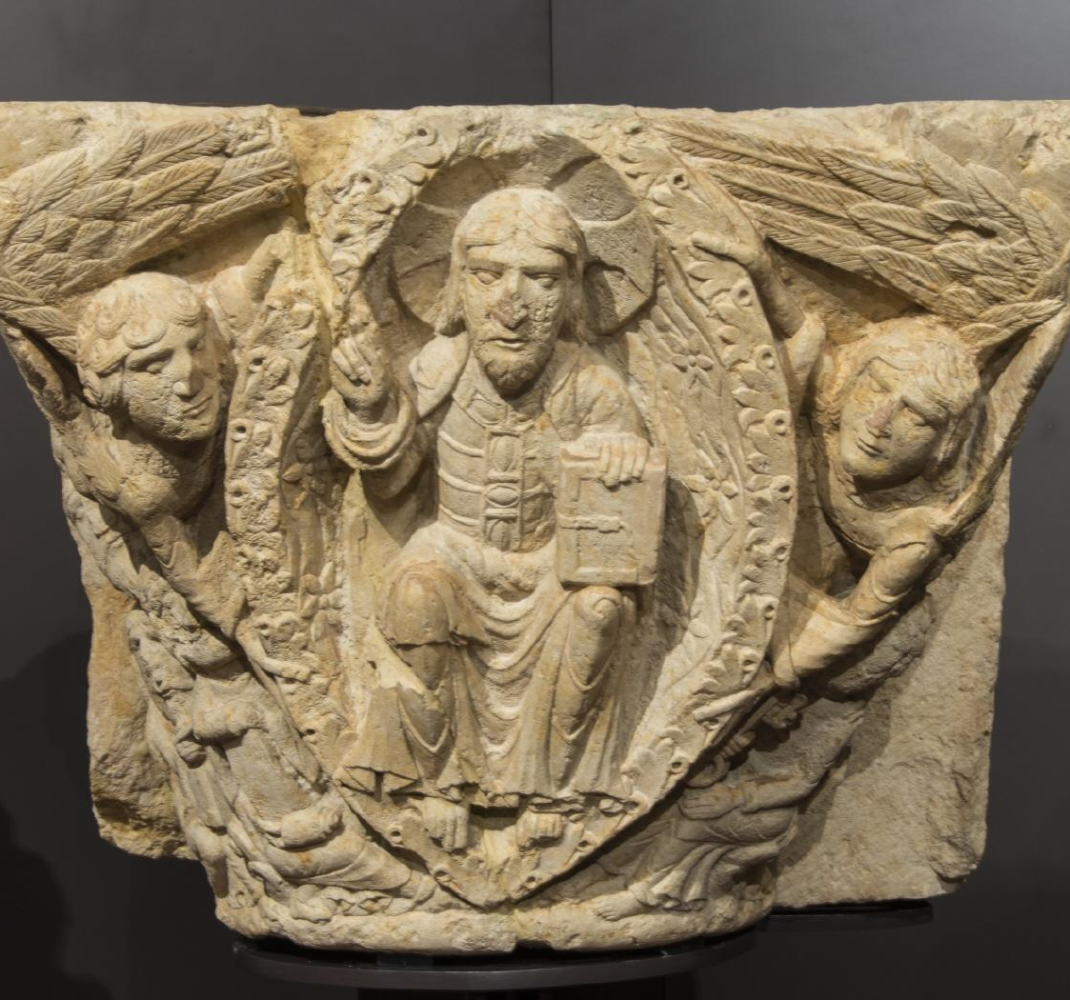 Capitel simple con la escena de la Ascensión de Cristo