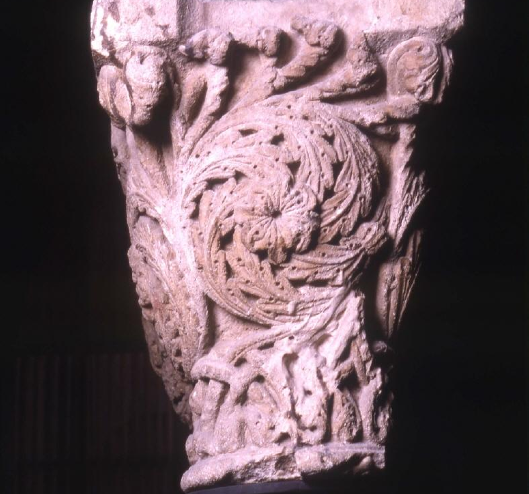 Capitel doble con acantos helicoidales