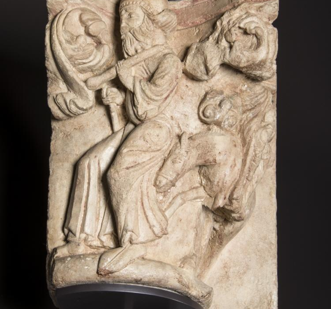 Capitel sencillo figurado con la escena de la Huida a Egipto