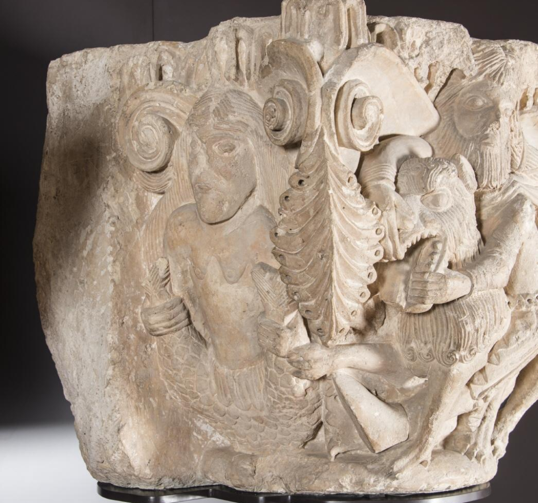 Capitel sencillo con la escena de Sansón desquijarando al león