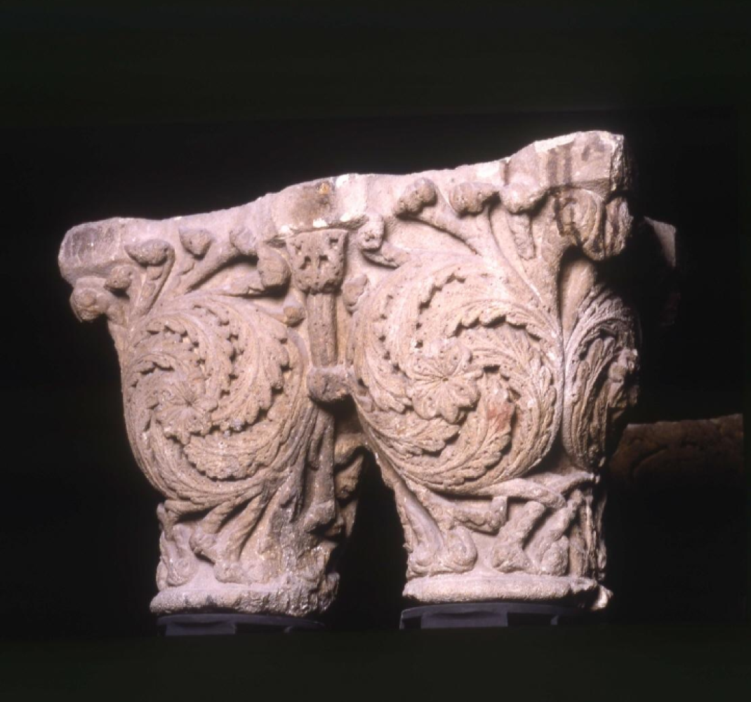 Capitel doble con acantos helicoidales