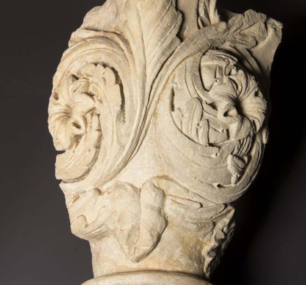 Fragmento de capitel con decoración vegetal