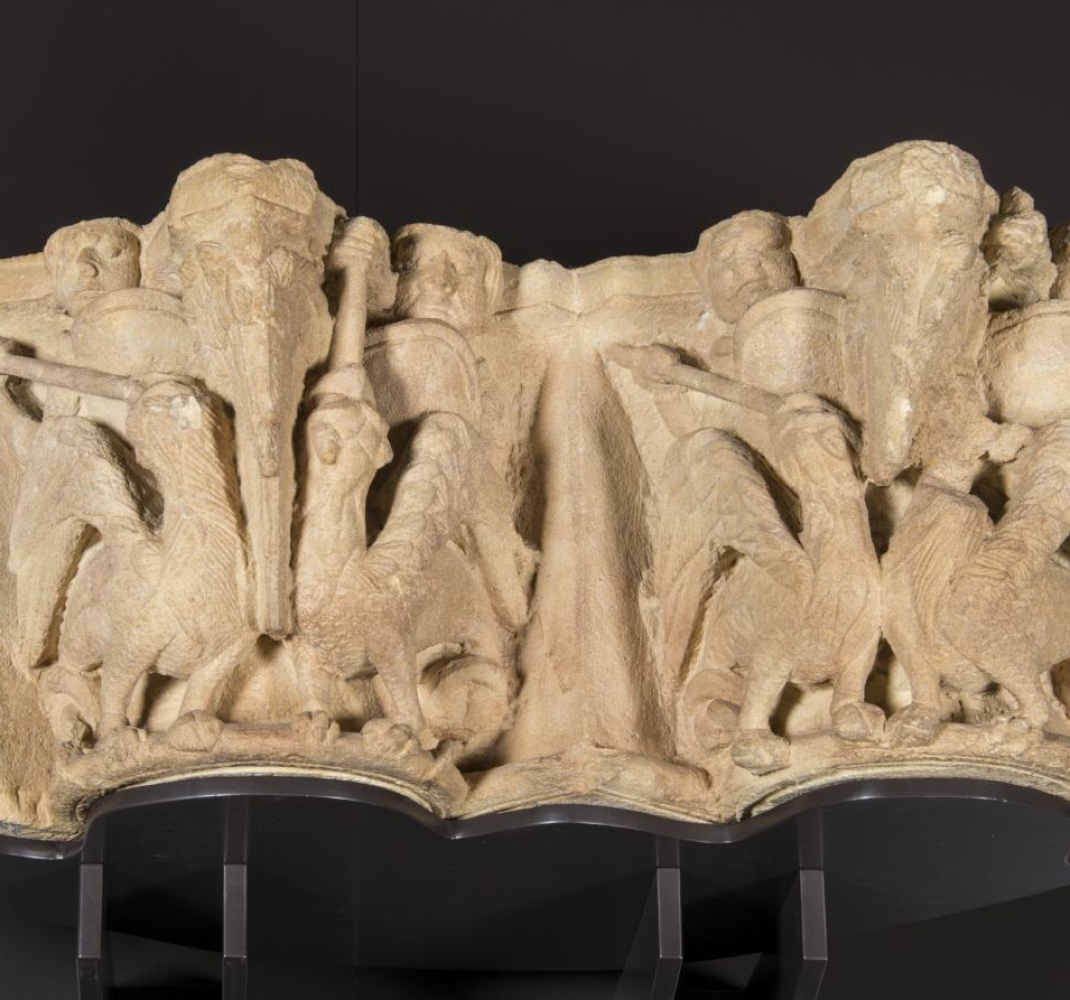 Capitel doble con guerreros luchando con animales fantásticos