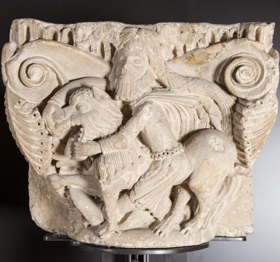 Capitel sencillo con la escena de Sansón desquijarando al león