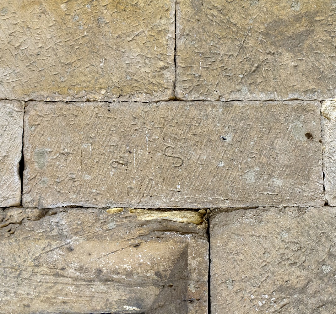 Marks of stonemasons, inscriptions and epigraphs.