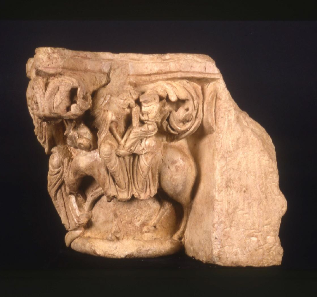 Capitel sencillo figurado con la escena de la Huida a Egipto