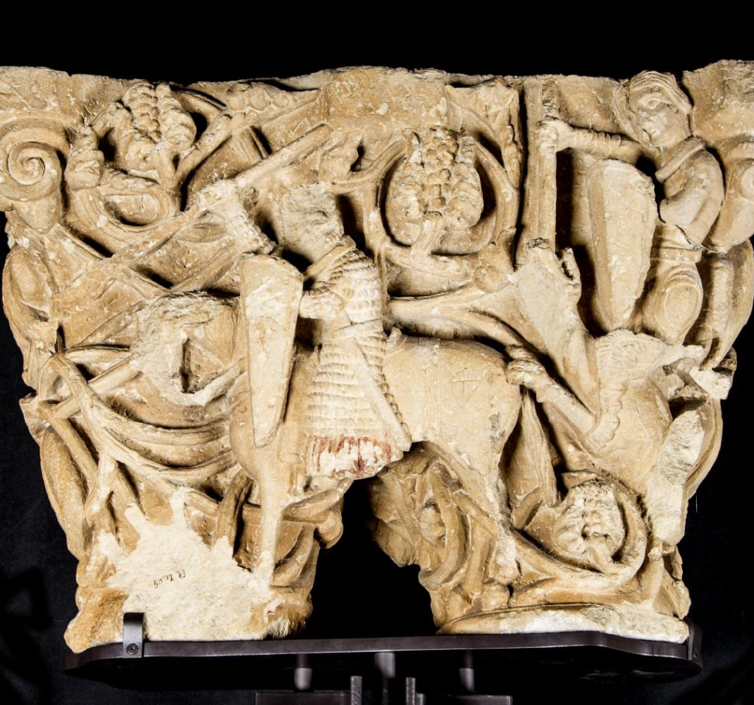 Capitel doble con caballeros entre hojarasca