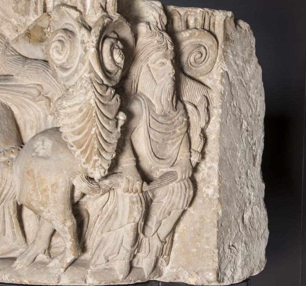 Capitel sencillo con la escena de Sansón desquijarando al león