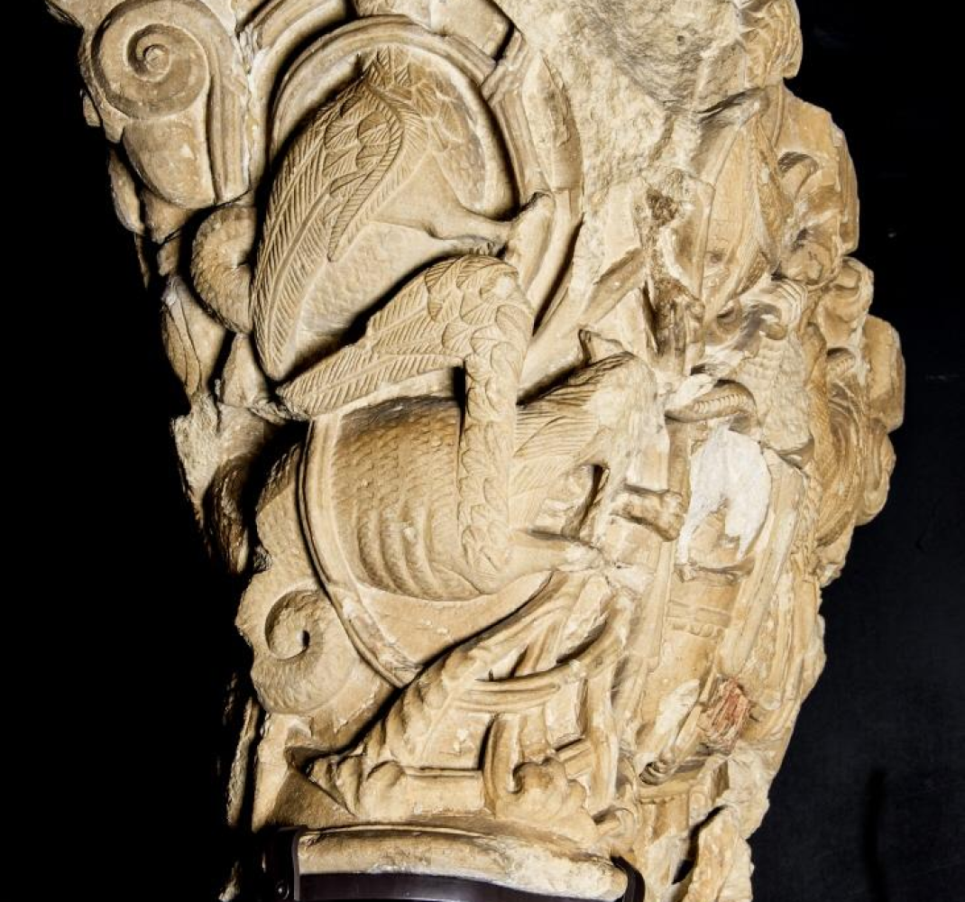 Capitel doble con caballeros entre hojarasca