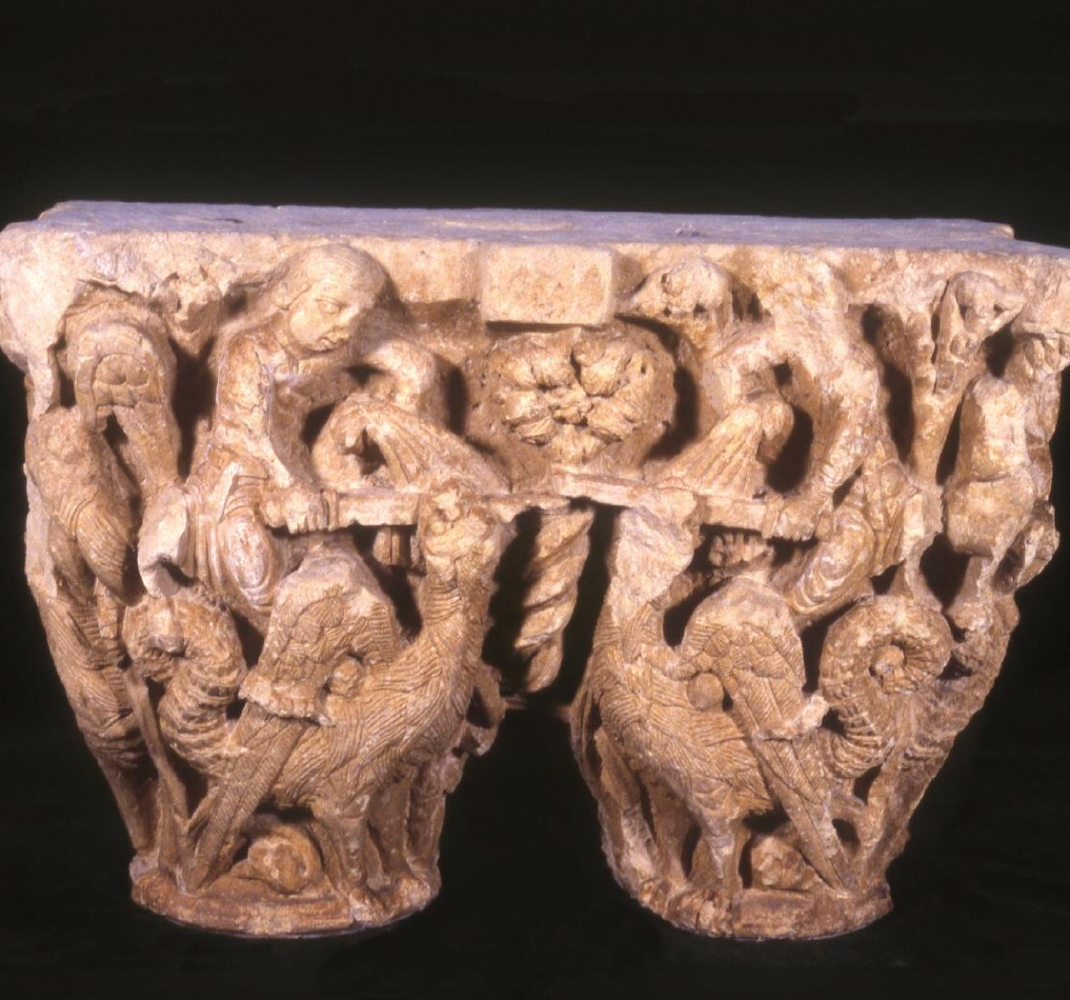 Capitel doble con seis guerreros a pie