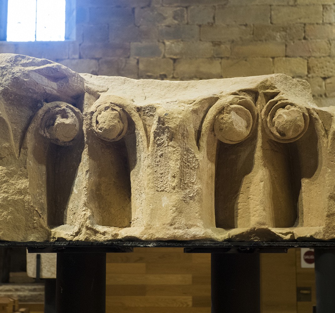 Capiteles escondidos en el monasterio