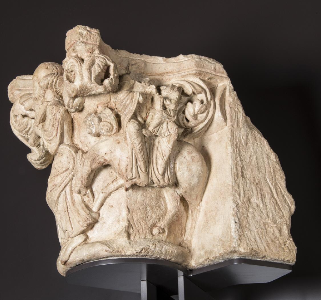 Capitel sencillo figurado con la escena de la Huida a Egipto