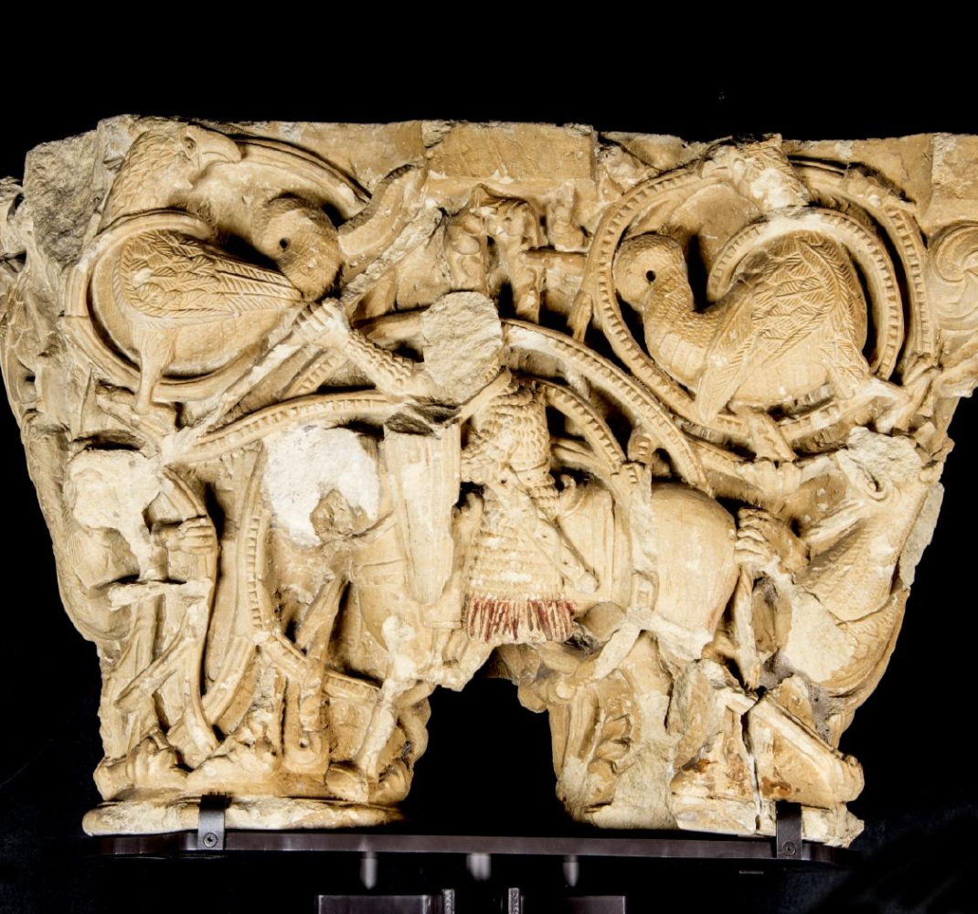 Capitel doble con caballeros entre hojarasca