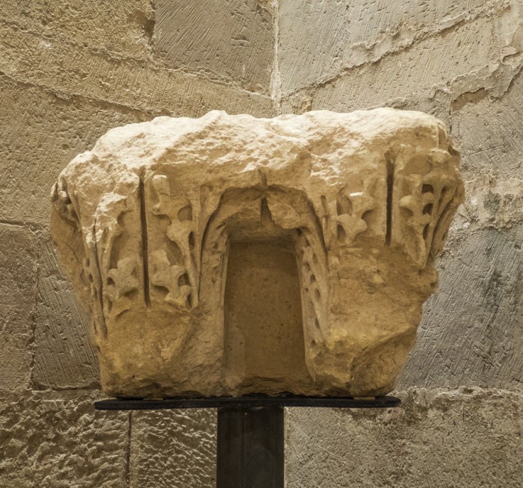 Capiteles escondidos en el monasterio