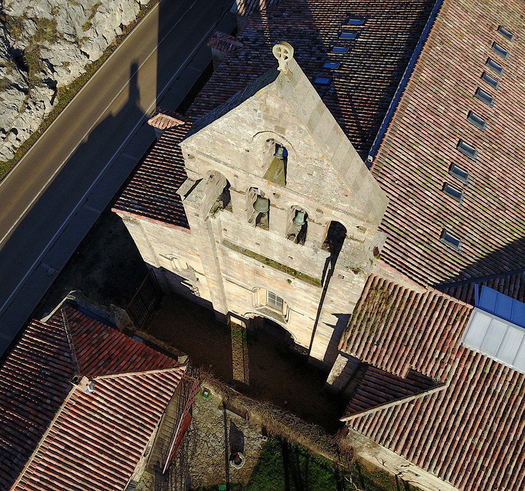 Espadaña y claustro alto