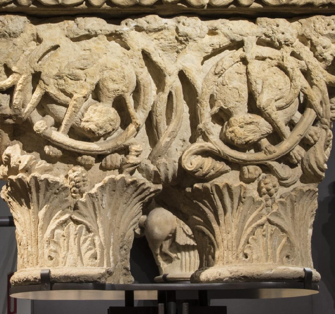 Capitel doble con decoración vegetal y leones